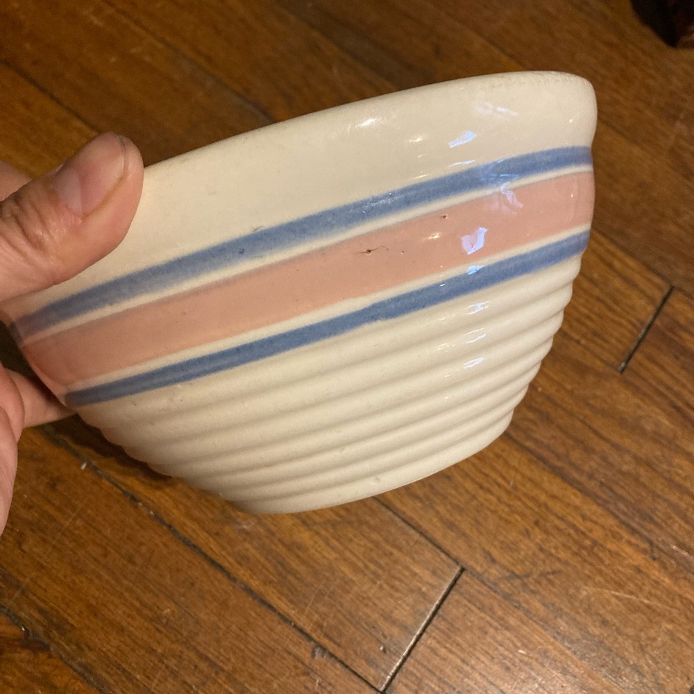 Hull pottery pink and blue band pattern 
Measures  8 inches across